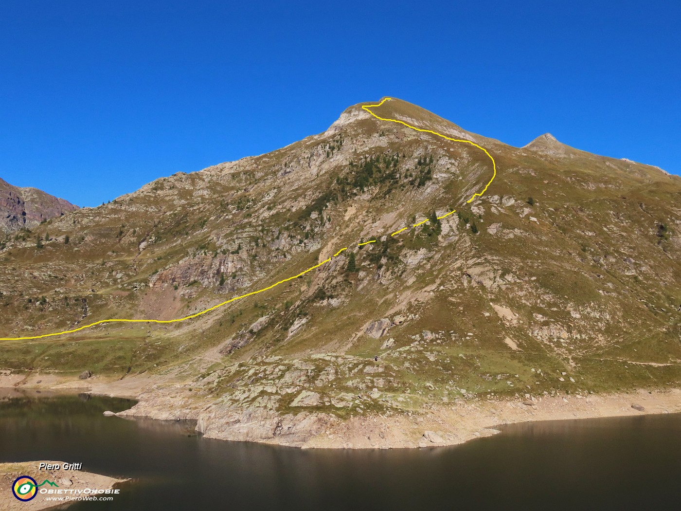 67 Pizzo Farno ,tracciato sommario di discesa dal costone ovest in parte  erboso.JPG